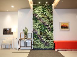 植物壁のあるロビー