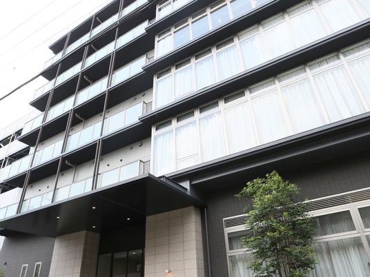 建物入り口と外観