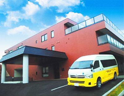 赤い建物の外観