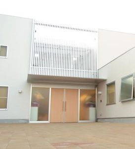 入口がある建物の外観