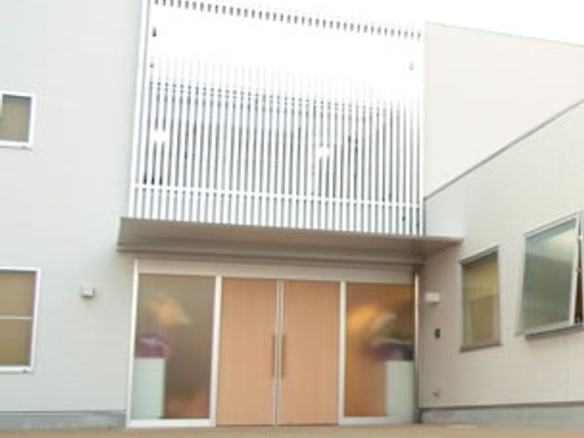 入口がある建物の外観 外観 広々としたエントランスが特徴の建物です。洗練されたデザインが印象的です。