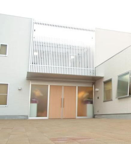 入口がある建物の外観 外観 広々としたエントランスが特徴の建物です。洗練されたデザインが印象的です。