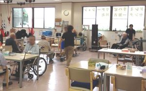 人々が活動する機能訓練室