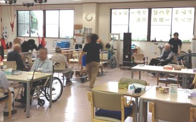 人々が活動する機能訓練室