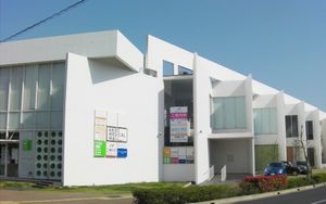 白い外壁の建物