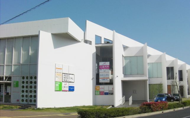 白い外壁の建物