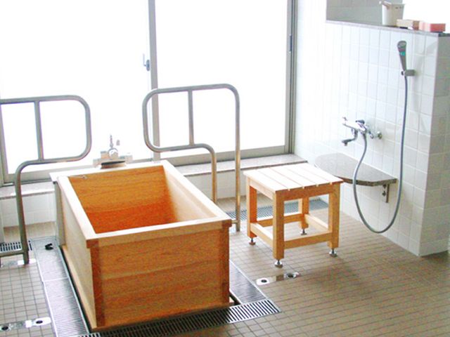 和風の入浴設備 浴室 広々とした和風の浴槽があり、落ち着いた雰囲気の中でゆっくりとリラックスできます。