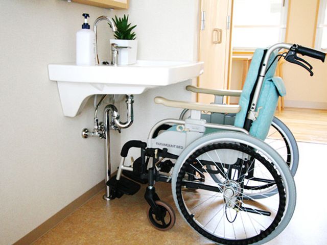 車椅子と洗面台 洗面台 車椅子の使用に配慮された洗面台です。作業がしやすい広めのスペースが確保されています。