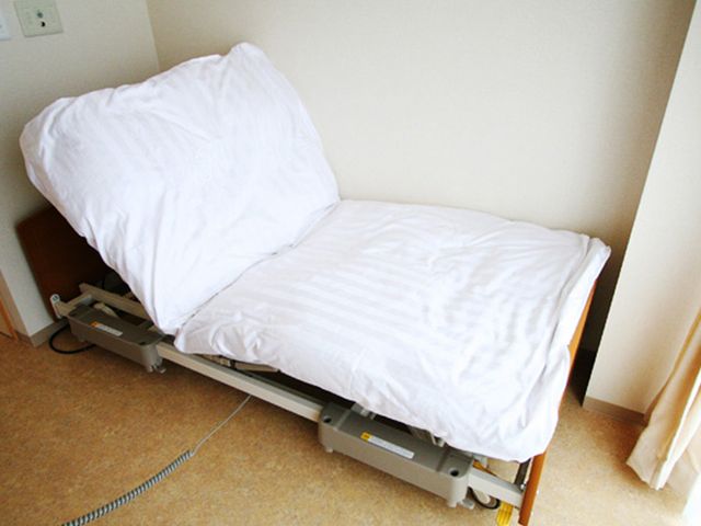 くつろぎの居室 居室 広々としたベッドが置かれた居室です。明るい自然光が差し込み、落ち着いた環境でリラックスできます。