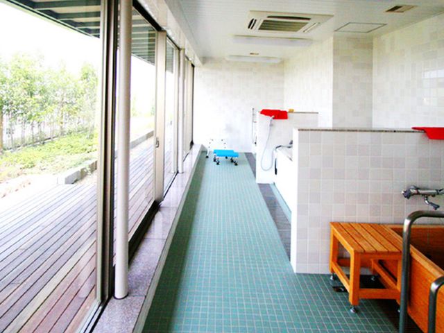 明るい浴室の風景 浴室 明るい空間で、自然光が心地よく入る浴室は、ゆったりとした時間を過ごすのに最適です。