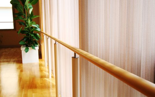 手すりがある廊下