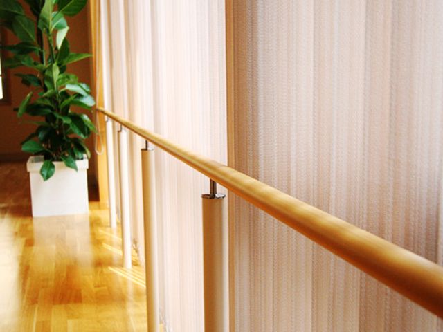手すりがある廊下 廊下 明るい木目調の廊下には、安全に配慮した手すりが設置されています。快適に歩行をサポートします。