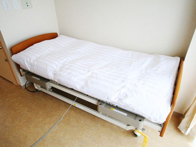 静かなベッドの居室 居室 シンプルで清潔感のある居室です。介護ベッドが配置され、快適に過ごせます。