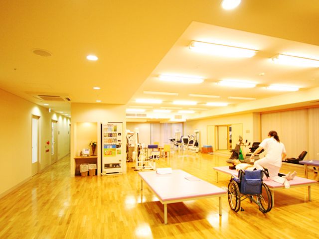 広々とした訓練室 機能訓練室 広い空間でのびのびとリハビリが行えます。自然光が差し込む、温かみのある室内です。