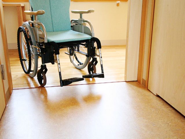 車椅子の入る居室 居室 車椅子での入室が可能な、広々とした空間です。スムーズに移動できる設計になっています。