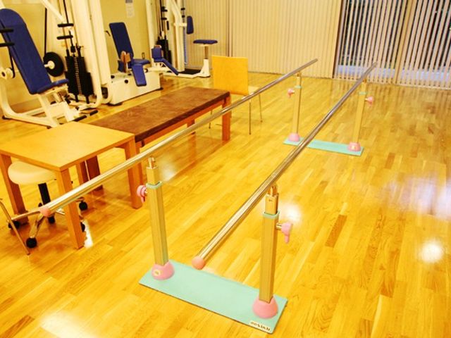 トレーニング機材の部屋 機能訓練室 明るく広々とした訓練室で、フィットネス機器を使ったリハビリが可能です。床は安全面を考慮した素材です。