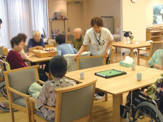 明るい共有スペース ラウンジ 自然光が差し込む広々とした空間で、利用者同士の交流やリラックスタイムが楽しめます。
