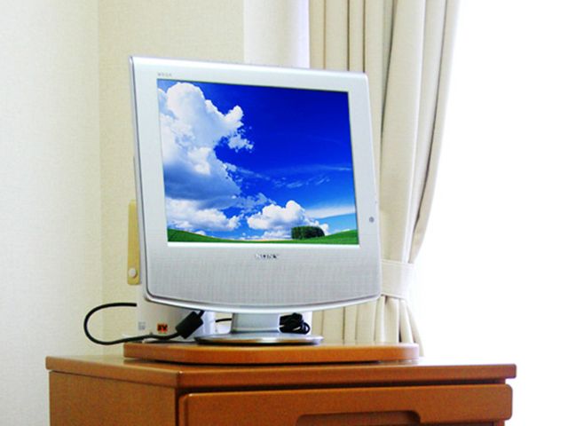 ベッドサイドのテレビ 居室 落ち着いた居室に、ベッドサイドにも設置されたテレビがリラックス空間を演出します。