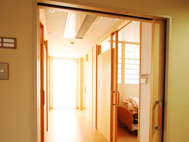 暖かい光が差し込む廊下 廊下   自然光がたっぷりと入る廊下は、柔らかな色合いでリラックスできる空間が広がっています。