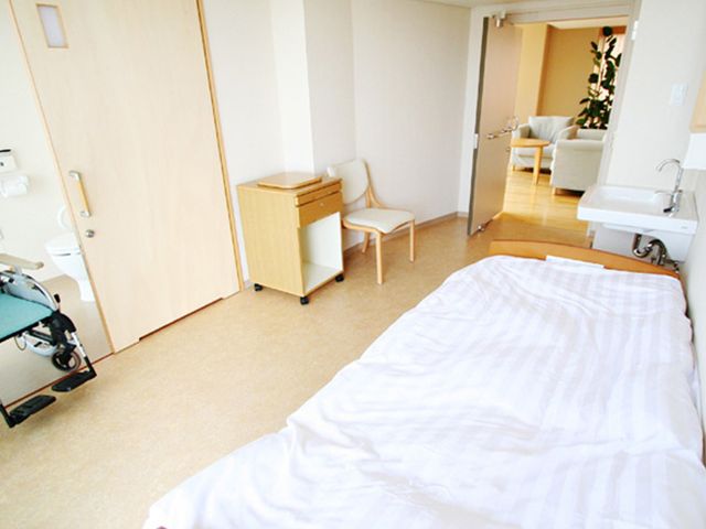 自然光が入る居室 居室 広々とした明るい居室では、車椅子でも快適に過ごせます。自然光で気持ちの良い空間です。