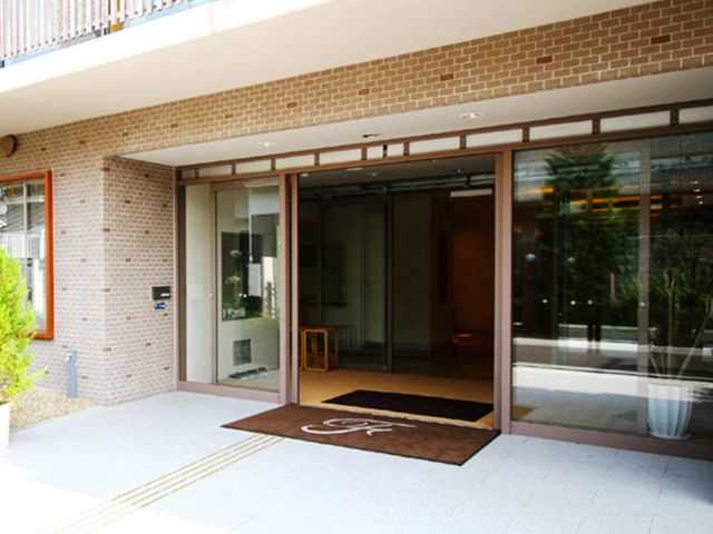 開放的なエントランス エントランス 広々とした入り口で、訪れる方を温かく迎え入れます。バリアフリー設計で安心です。