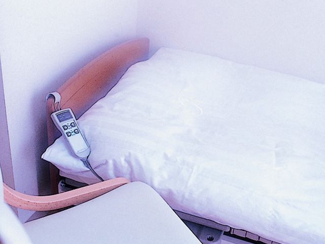 シンプルな寝室 居室 落ち着いた雰囲気の居室です。ゆったりと休むことができるベッドが設置されています。