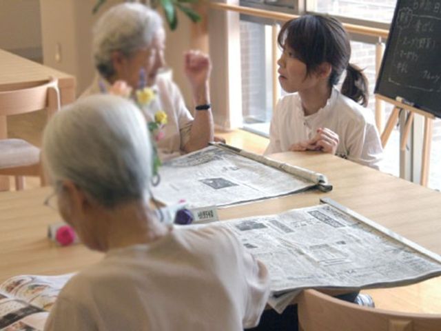明るいテーブル席 ダイニングルーム 自然光が心地よく差し込む空間で、日常会話や情報収集を楽しむことができる場所です。