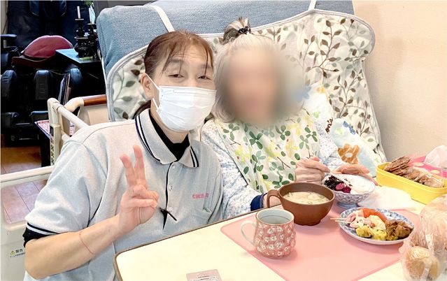 食事を楽しむ親切な空間