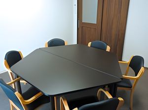 六角形のテーブルの部屋