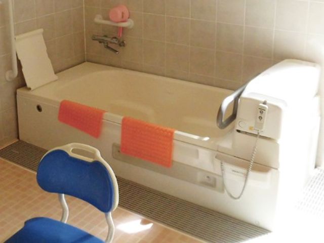 手すり付き浴槽 浴室 安全に入浴できる手すり付きの浴槽です。快適にリフレッシュできる空間です。