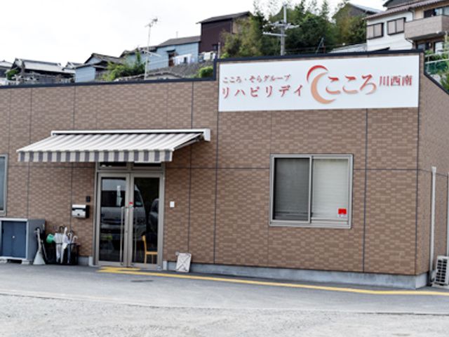 外観の視点 外観 落ち着いた雰囲気の建物です。入り口には屋根があり、雨の日も安心です。