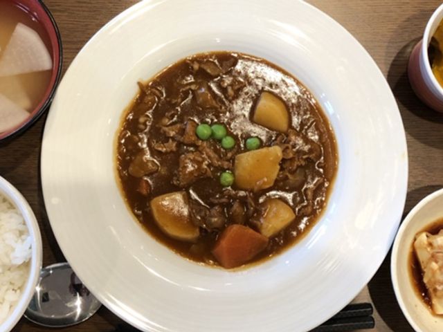 バランスの取れた食事 食堂 栄養バランスに配慮した食事が提供されています。皆様の健康を考えたメニューです。
