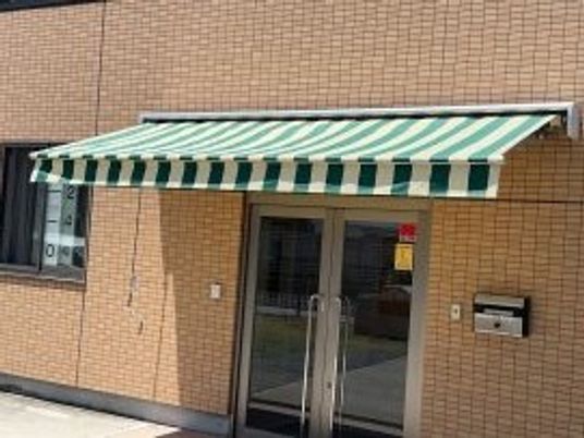 建物正面の出入口外観  