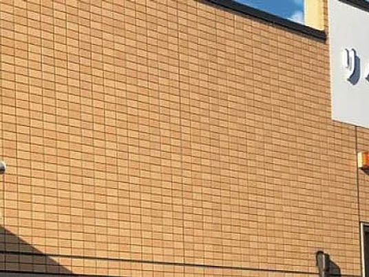 外壁のタイルが見える建物外観  