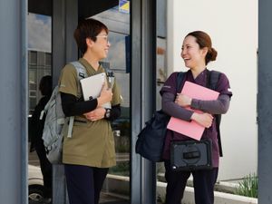 笑顔で話すスタッフの出入口  