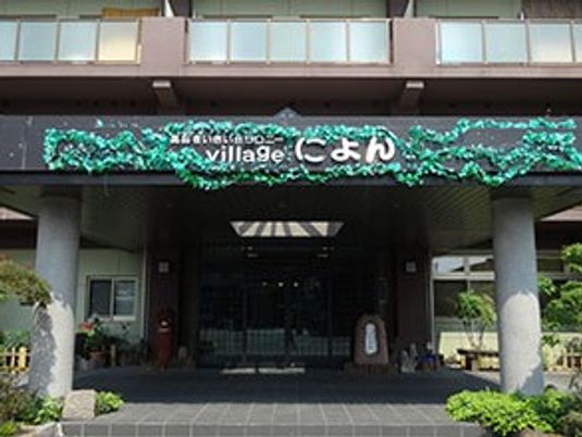 施設の正面玄関  
