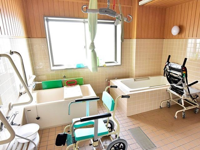 明るい清潔な浴室 浴室 利用者の安全と快適さを考えた設備を整えた浴室です。チェアリフト等も完備しており、安心してご利用いただけます。