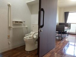 手すり付きの居室入口