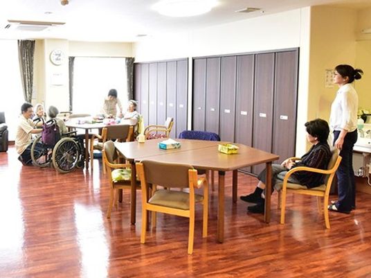 広々とした明るい食堂
