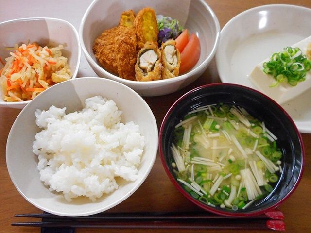 バランスの取れた食事内容 食事例 手作りで栄養バランスを考えた食事が提供されています。日々の健康を支える美味しい献立を体験できます。