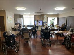 ゆったり椅子配置の多目的室