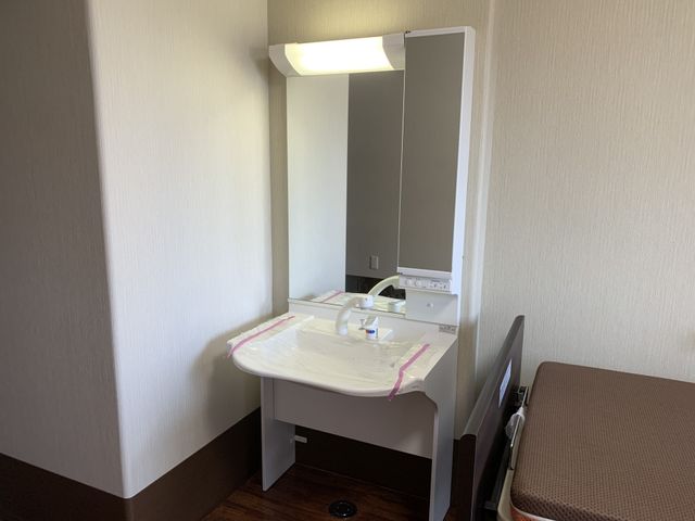 洗面台のある居室 洗面台 独立した洗面台が備えられた居室です。必要な時にすぐに利用できる設計は、生活の利便性を考慮しています。