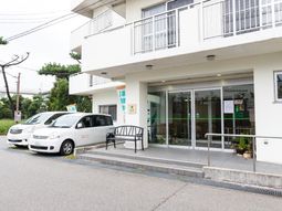 白い建物のエントランス