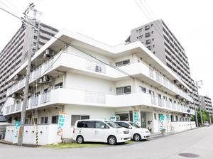 白い建物と駐車車両