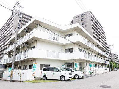 白い建物と駐車車両