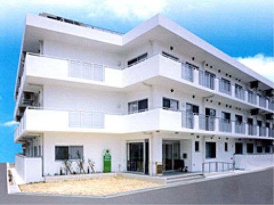白い建物の外観