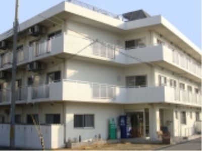 明るい外観の建物