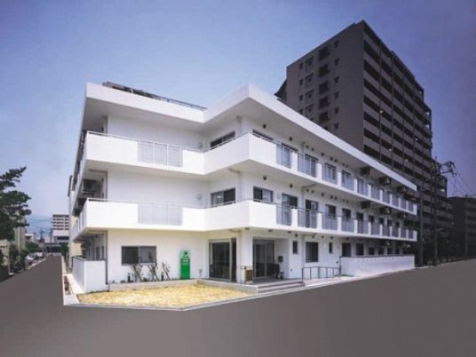 白亜の施設外観