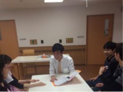 笑顔のスタッフと利用者