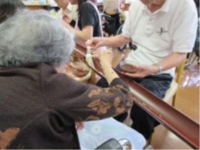 共有スペースでの食事の様子